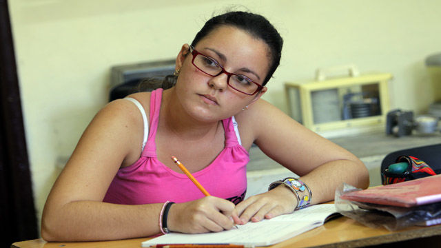 Casi 300 000 estudiantes universitarios acuden ya a las aulas en Cuba, donde ese nivel de enseñanza constituye un derecho humano, una oportunidad y un desafío. Foto: Ismael Francisco.