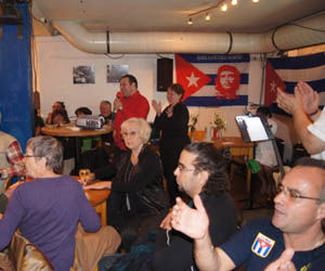 Grupos de izquierda celebran en Alemania triunfo electoral de Hugo Chávez