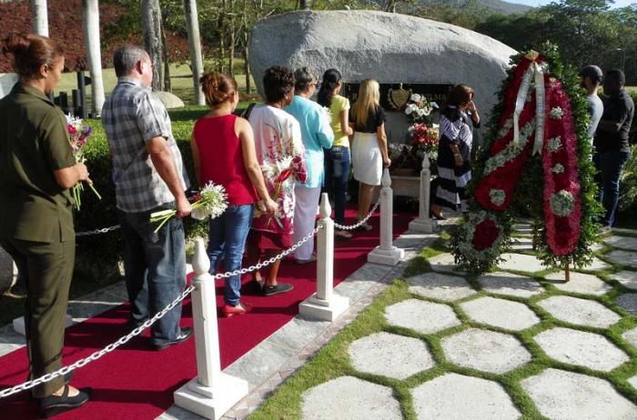  Ante la roca monumento tuvo lugar el homenaje a Vilma. Foto: Eduardo Palomares . Granma.