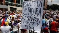 "El gobierno autoritario de Venezuela es tan brutal, que a “la oposición” que sale a “manifestarse” convocada por la MUD no parece quedarle otra que atacar e incendiar hospitales", cuestiona el profesor Bosch. Foto: Reuters