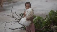 Busto de José Martí resguardado por un niño tras paso del huracán Irma