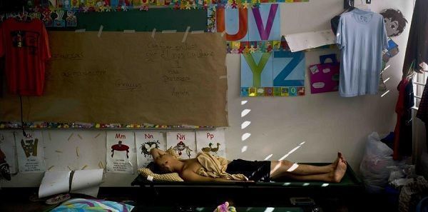 Luis Sierra duerme en un salón de una escuela convertida en refugio, después de que el huracán María los dejara a él y a otras familias sin hogar, en Toa Baja. (AP)
