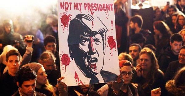  «No es mi presidente», se lee en este cartel en una manifestación en Estados Unidos contra las políticas de Donald Trump. Foto: CNBC 