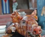 El cerdo asado es uno de los platos tradicionales de los cubanos para festejar el fin de año. Foto: Juvenal Balán