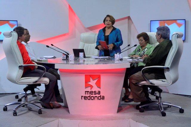 Historiadores y periodistas fueron los invitados al espacio televisivo Mesa Redonda del viernes 23 de febrero para conversar y debatir sobre la relación memoria e historia.