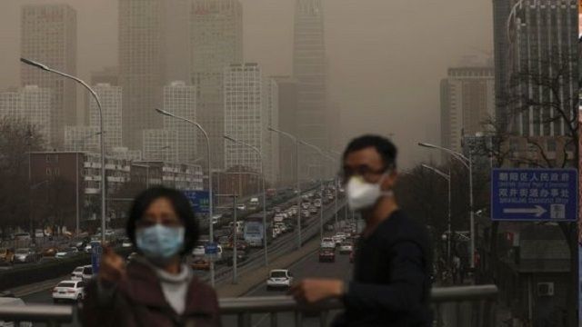 Una tormenta de arena procedente de Mongolia elevó este miércoles el índice de contaminación en el aire de Pekín, China