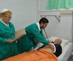 El doctor Jorge Enrique Pérez Rodríguez y la licenciada en enfermería Cristina Galbán Hernández atienden a uno de los pacientes ingresados en la Sala. Foto: Ramón Barreras Valdés