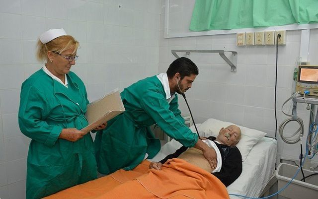 El doctor Jorge Enrique Pérez Rodríguez y la licenciada en enfermería Cristina Galbán Hernández atienden a uno de los pacientes ingresados en la Sala. Foto: Ramón Barreras Valdés