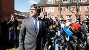 Acompañado de sus abogados, Puigdemont ha comparecido ante los medios de comunicación que le esperaban a su salida. Foto: Reuters
