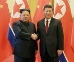 El líder norcoreano, Kim Jong-un, estrecha la mano del presidente chino, Xi Jinping, en Pekín durante una visita extraoficial en marzo de 2018.