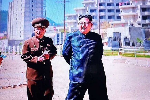 Kim Jong Un, visitó obras en construcción del polo turístico que se levanta en la famosa playa Myongsasipri.