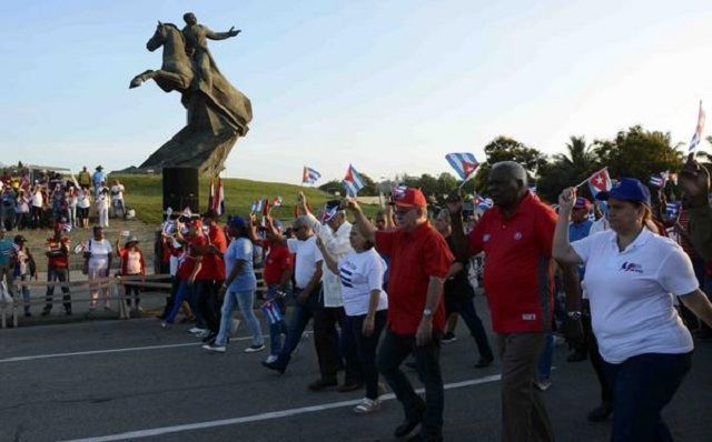 Esteban Lazo preside el desfile del 1º de Mayo en Santiago de Cuba