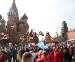 Miles de rusos desfilan en la Plaza de Moscu por el Día Internacional de los Trabajadores