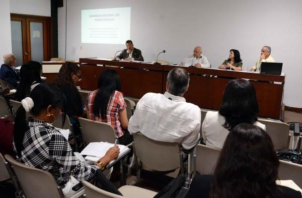 Participantes en la Comisión de Asuntos Económicos, durante la Sesión Extraordinaria de IX Legislatura de la Asamblea Nacional del Poder Popular (ANPP), en el Palacio de Convenciones de La Habana, el 4 de junio de 2018. Foto: Abel Padrón