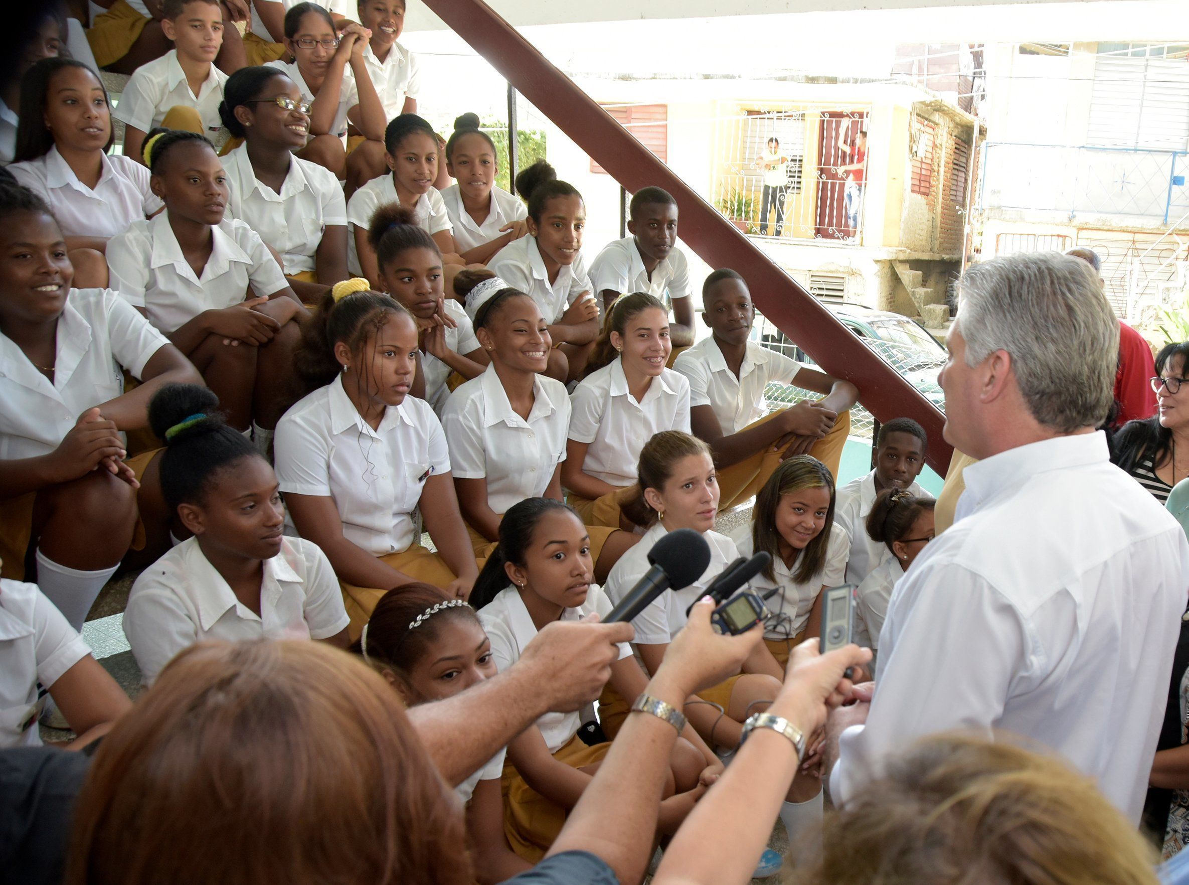 El presidente cubano intercambió con estudiantes en el poblado de Chicharrones.