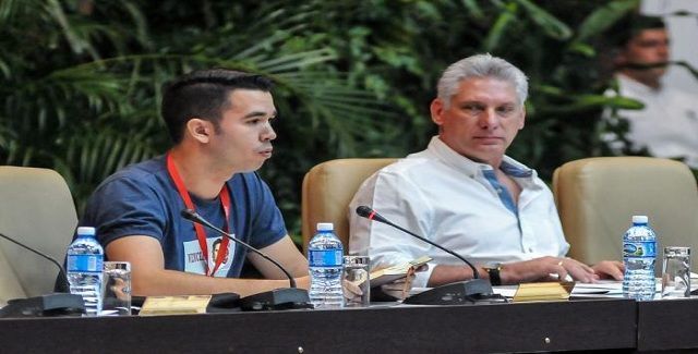 Miguel Díaz- Canel, presidente de los Consejos de Estado y de Ministros de Cuba, y Raúl Alejandro Palmero, presidente de la Federación de Estudiantes Universitarios (FEU), durante la Sesión Plenaria y Clausura del IX Congreso de la Federación de Estudiantes Universitarios (FEU)