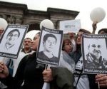 Familiares y amigos de los tres periodistas ecuatorianos exigen justicia y el cese a la violencia en la frontera colombo-ecuatoriana. Foto: Teleamazonas