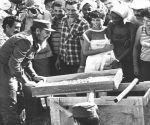 Fidel Castro en la construcción de un hospital