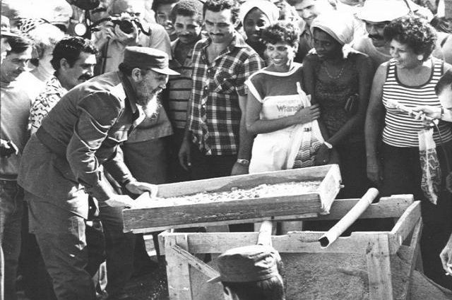 Fidel Castro en la construcción de un hospital