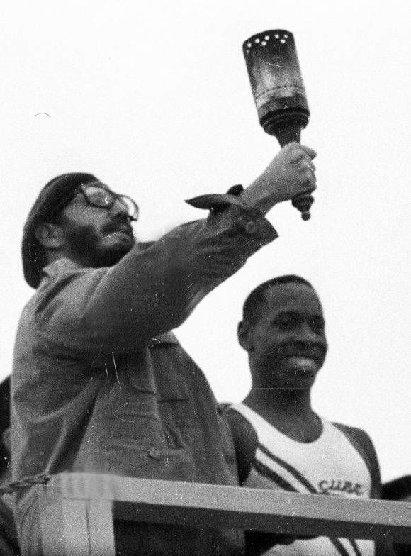 Recibe antorcha de manos del Subcampeón Olímpico de Atletismo, Enrique Figuerola, en el Acto por el 5to Aniversario de la Revolución, el 2 de enero de 1964. Autor: Liborio Noval/ Sitio Fidel Soldado de las Ideas.