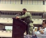 Fidel pronuncia discurso en la inauguración de la Escuela de Iniciación Deportiva “Mártires de Barbados” en el municipio del Cerro, el 6 de octubre de 1977. Foto: Estudios Revolución/ Sitio Fidel Soldado de las Ideas.