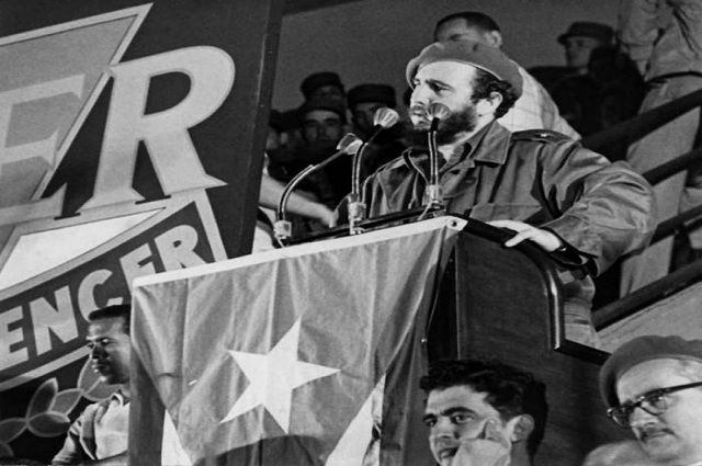 Fidel en la clausura de la Primera Plenaria Nacional del Inder.i Al pie de la tribuna, José Llanusa, entonces titular del organismo deportivo