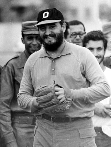 Fidel participa en un juego de pelota como parte de un equipo de estudiantes canadienses, norteamericanos y periodistas en los terrenos del Instituto Pre-Universitario Cuqui Bosh de Santiago de Cuba, 27 de julio de 1964. Sitio Fidel Soldado de las Ideas