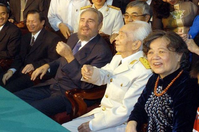 Fidel visita en el 2003 en su casa al histórico general Vo Nguyen Giap, héroe de la batalla de Dien Bien Phu.