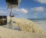 Vertimiento de arena en el sector de playa Las Coloradas, en Jardines del Rey, una de las acciones contra el cambio climático comprendida en la Tarea Vida. Foto: Ortelio González Martínez