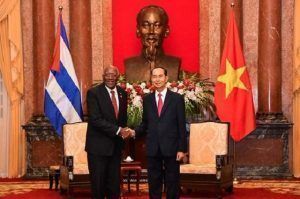 El Primer Vicepresidente cubano, Salvador Valdés junto al presidente vietnamita, Tran Dal.