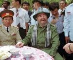 Durante su visita a Vietnam en 1995, Fidel usa un sombrero del Viet Cong y degusta las fibras de raíz, alimento básico de los vietnamitas que vivían en la red de túneles subterráneos durante la guerra.