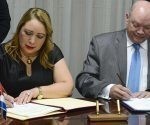 Rodrigo Malmierca Díaz (D), Ministro del Comercio Exterior y la Inversión Extranjera (MINCEX), y Luz Estrella Rodríguez (I), Ministra de Economía de El Salvador, firman acuerdo de carácter comercial, en la sede del MINCEX, en La Habana, Cuba, el 25 de octubre de 2018. Foto: Ariel Ley Royero.