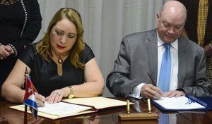 Rodrigo Malmierca Díaz (D), Ministro del Comercio Exterior y la Inversión Extranjera (MINCEX), y Luz Estrella Rodríguez (I), Ministra de Economía de El Salvador, firman acuerdo de carácter comercial, en la sede del MINCEX, en La Habana, Cuba, el 25 de octubre de 2018. Foto: Ariel Ley Royero.