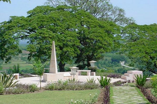 Monumento erigido a la memoria de los heroicos combatientes de la batalla de Guisa