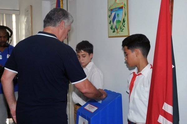 Miguel Díaz Canel ejerce su derecho al voto por el referendo Constitucional