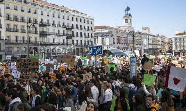 Protestantes piden piden al gobierno que cumplan con lo que se han comprometido y combatan con fuerza el cambio climático.