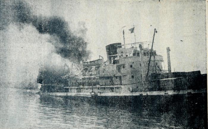  El buque francés La Coubre antes de producirse la segunda explosión. Foto: Periódico Revolución 