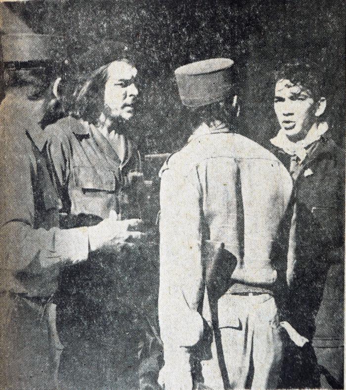El Comandante Ernesto Che Guevara, presidente del Banco Nacional, fue uno de los primeros en llegar, interesándose por el rescate de los heridos que permanecen a borde del vapor La Coubre. Foto: Arístides Reyes